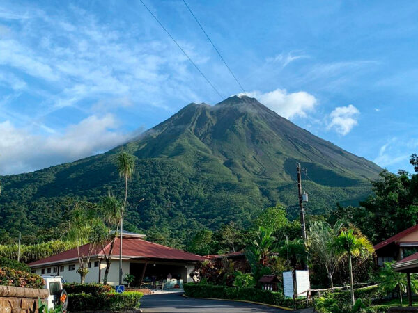 ¡Combina Ziplining y Hot Springs en La Fortuna y San Carlos! Disfruta de tours emocionantes y relajantes en el Volcán Arenal. ¡La aventura y la relajación te esperan!