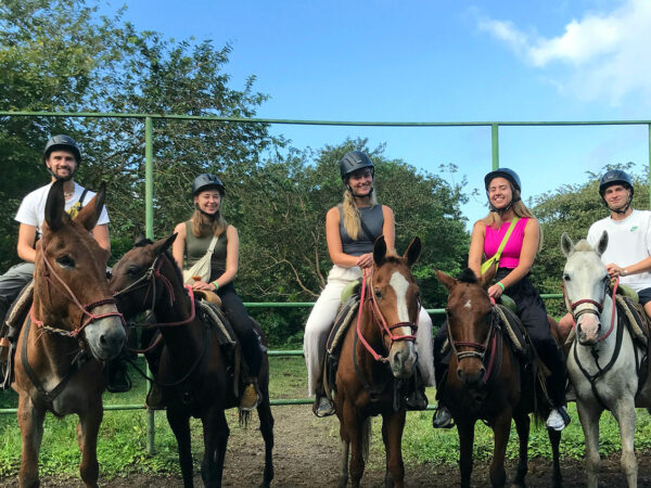 Explora La Fortuna en San Carlos con emocionantes tours de cabalgata. Disfruta de actividades únicas y vistas impresionantes del Volcán Arenal